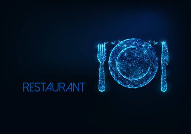 Parlayan düşük çokgen çatal, bıçak ve tabağı olan fütüristik restoran konsepti.