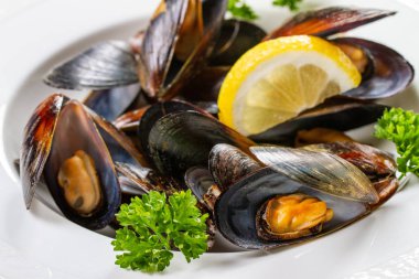 Bir tabakta servis edilmiş midye.