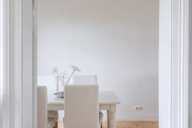 Masalı beyazlı yemek odası. 