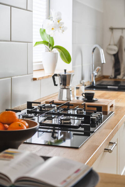 Кулинарная плита современной белой кухни
