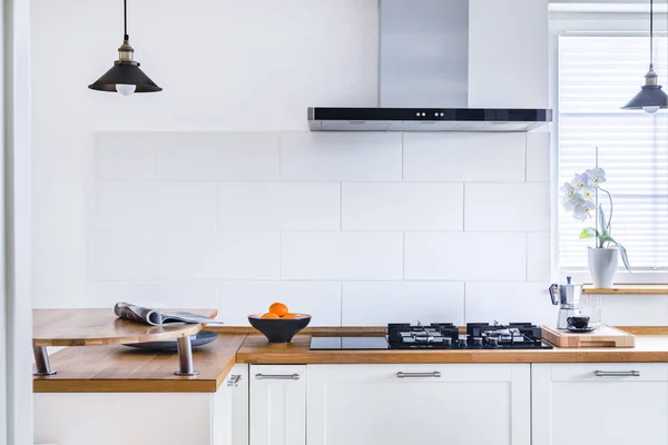 Moderne keuken in wit met kookplaat Stockfoto