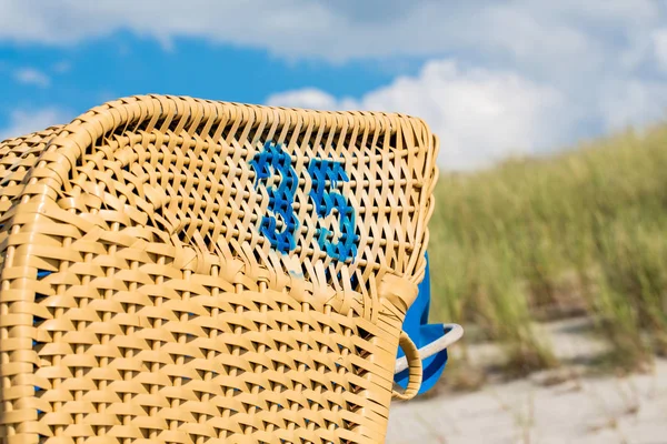 En strandstol på stranden — Stockfoto