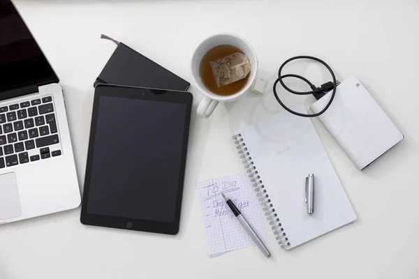 Equipamento de escritório em uma mesa de cima — Fotografia de Stock