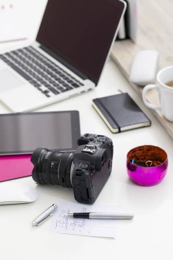 Bilgisayarlı ve kameralı ofis masası