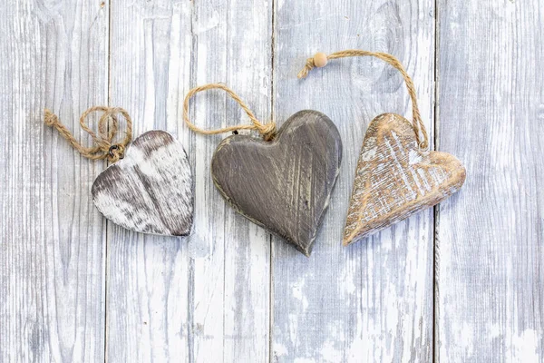 Forma de corazón sobre fondo de madera — Foto de Stock