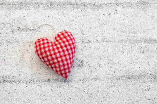 Forma de corazón sobre fondo de madera — Foto de Stock