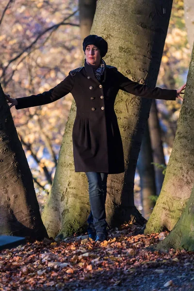Mulher na floresta de outono colorido — Fotografia de Stock