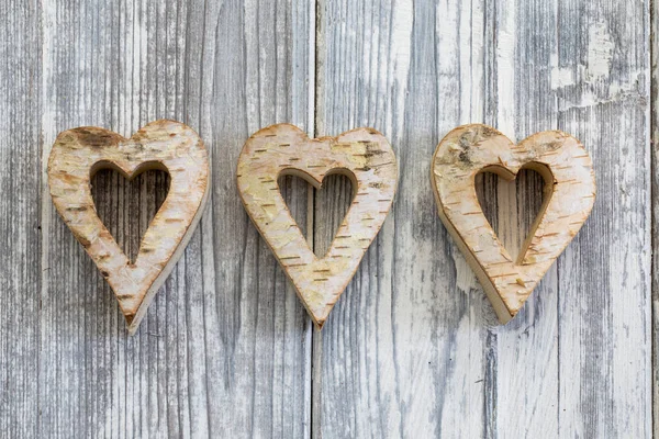 Forma de corazón sobre fondo de madera — Foto de Stock