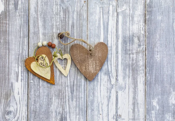 Forma de corazón sobre fondo de madera — Foto de Stock