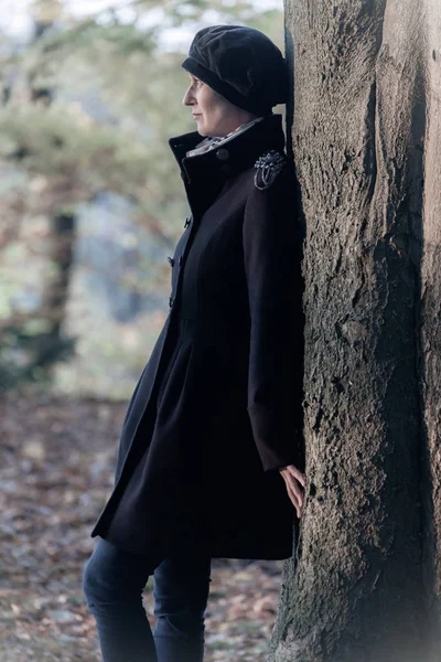 Renkli sonbahar ormanlarında bir kadın