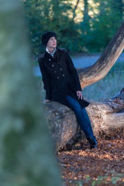 Renkli sonbahar ormanlarında bir kadın