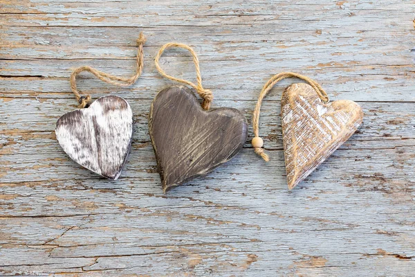 Forma de corazón sobre fondo de madera — Foto de Stock