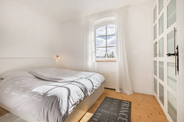 Makuuhuone Valoisassa Valkoisessa Ympäristössä — kuvapankkivalokuva