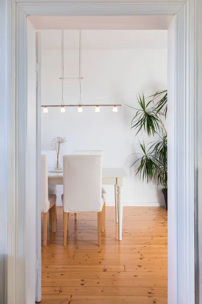 Parlak Beyaz Bir Ortamda Yemek Odası — Stok fotoğraf