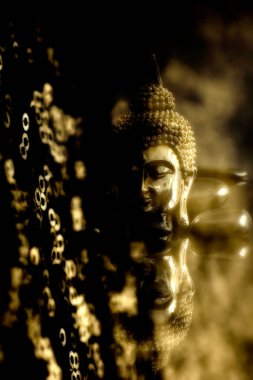 Buda figürü altın gibi.