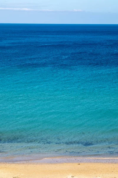 De blauwe zee tot toe horizon — Stockfoto