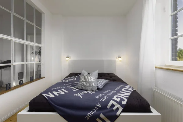 Quarto de cama em uma casa de campo Fotos De Bancos De Imagens