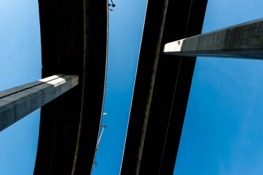 Otoyol rampalar güneşli bir silüeti