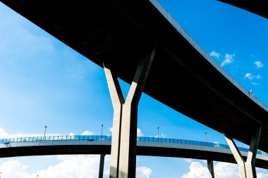 Otoyol rampalar güneşli bir silüeti