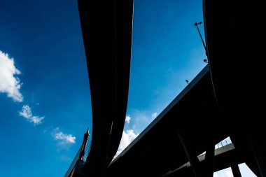 Otoyol rampalar güneşli bir silüeti