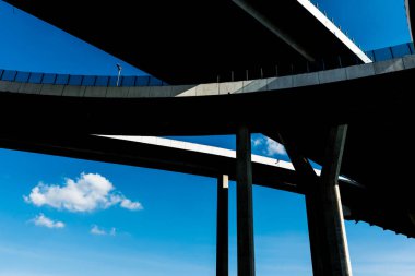 Otoyol rampalar güneşli bir silüeti