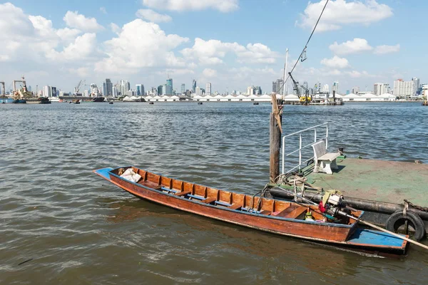 Malé rychlé dřevěná loď na řece — Stock fotografie