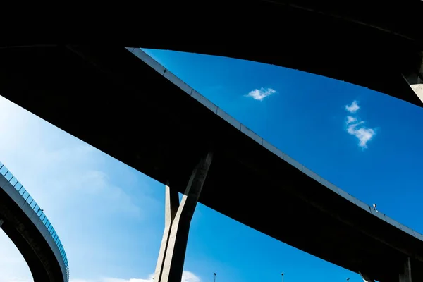 Silhouet van een afritten van de snelweg op een zonnige dag — Stockfoto