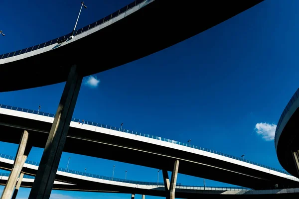 Silhouette des rampes d'autoroute par une journée ensoleillée — Photo