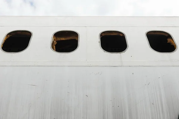 Peças de janelas de destroços de avião — Fotografia de Stock