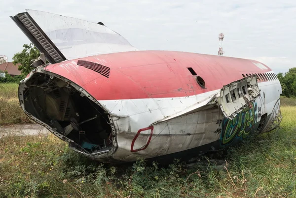 坐在地上，飞机机身残骸 — 图库照片