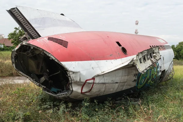 Flugzeugrumpfwracks auf dem Boden — Stockfoto