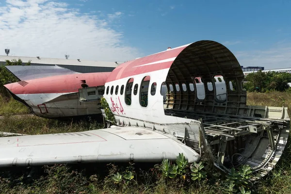 Uçak gövde enkaz yere oturmuş — Stok fotoğraf