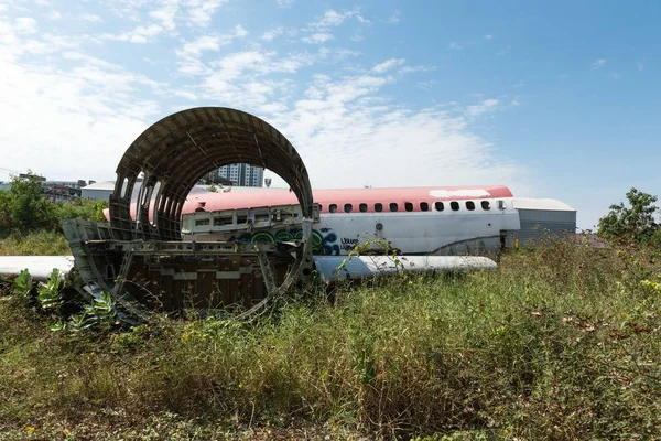 Destruições de fuselagem de avião sentadas no chão — Fotografia de Stock