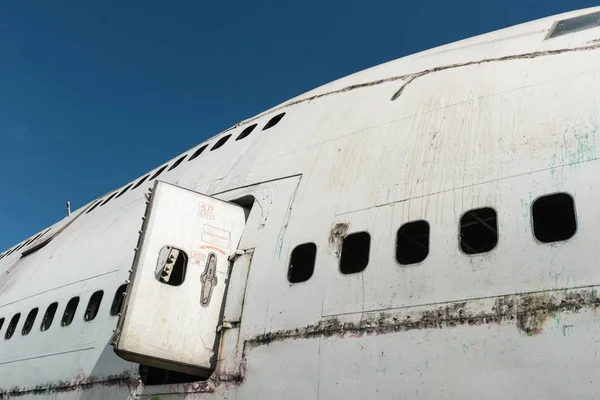 Frente a restos de aviones blancos — Foto de Stock