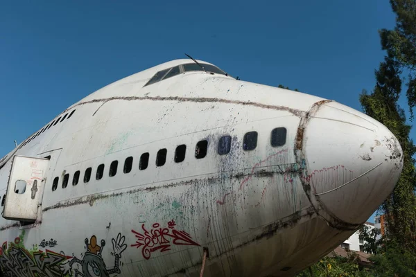 Beyaz uçak enkazı önü — Stok fotoğraf