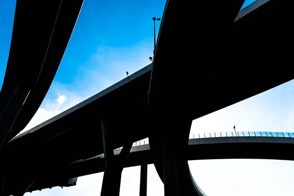 Silhueta de rampas rodoviárias em um dia ensolarado — Fotografia de Stock