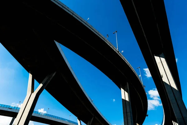 晴れた日に高速道路ランプのシルエット — ストック写真