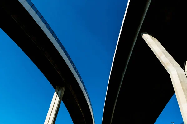 Silhouet van een afritten van de snelweg op een zonnige dag — Stockfoto