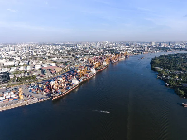 Foto aérea del gran puerto marítimo de Bangkok tomada por la tarde —  Fotos de Stock