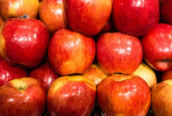 Pommes rouges fruits empilés les uns sur les autres — Photo