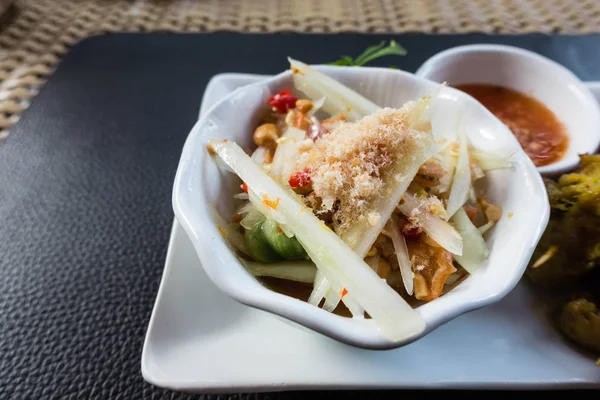 正宗的泰国菜，采取室外自然光线中 — 图库照片