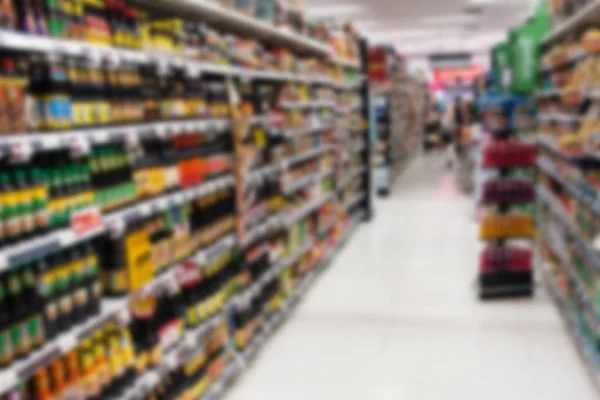 Fundo de borrão de supermercado com prateleira de produtos diversos — Fotografia de Stock