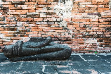 Outdooor öğleden sonra alınan kırık Buda heykeli