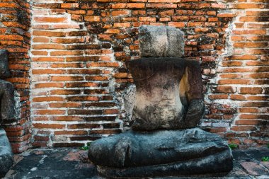 Outdooor öğleden sonra alınan kırık Buda heykeli