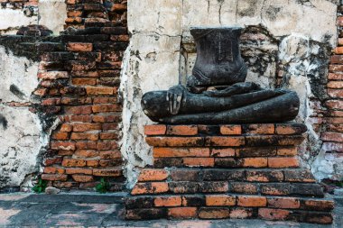 Outdooor öğleden sonra alınan kırık Buda heykeli
