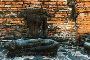 Outdooor öğleden sonra alınan kırık Buda heykeli