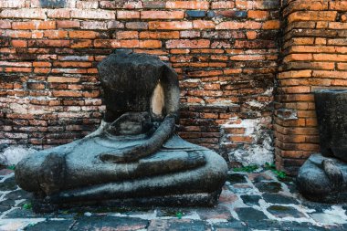 Outdooor öğleden sonra alınan kırık Buda heykeli