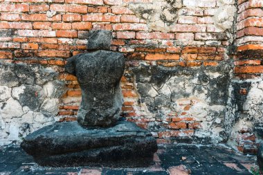 Outdooor öğleden sonra alınan kırık Buda heykeli