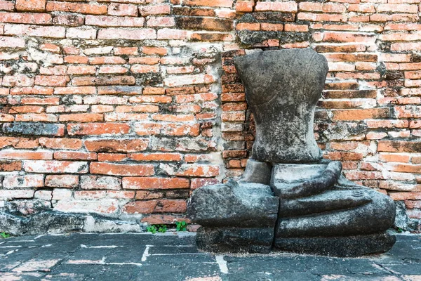 Outdooor öğleden sonra alınan kırık Buda heykeli