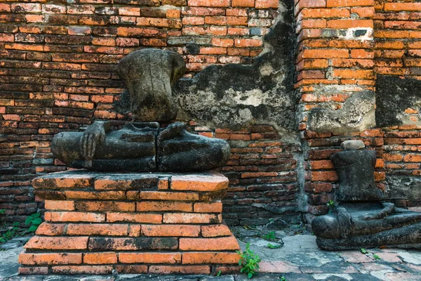 Outdooor öğleden sonra alınan kırık Buda heykeli